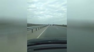 Rúbal si to diaľnicou na vrtulníku