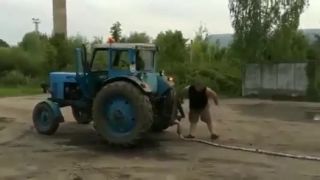 Traktor vs. AUDI (magori sa bavia na vrakovisku)