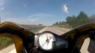 Keď ti v 240 km/h vojde niekto do pruhu