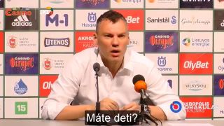 Tréner Sarunas Jasikevicius debatuje o deťoch s novinárom