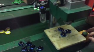 Takto sa vyrába trendy, hračka Fidget spinner