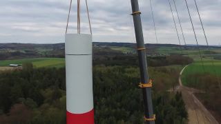 Osadenie lopatiek turbíny veternej elektrárne.