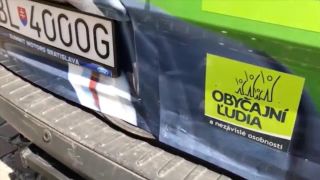 NESKUTOČNÉ! Do vozidla kandidáta Drobu chladnokrvne nabúrali