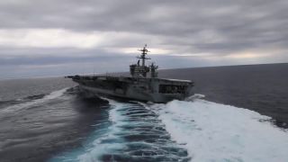 Keď driftuje lietadlová loď USS Abraham Lincoln