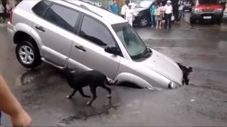 Diera na ceste zhltla auto (Brazília)