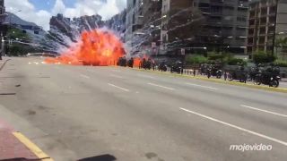 Ľudia tlieskali, keď policajtov odpálila bomba (Venezuela)