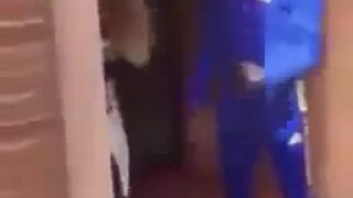 Multikulti Francie: migrant z Afriky dává své bílé priatelk