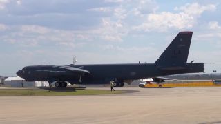 Pristátie amerického bombardéra B-52 Stratofortress