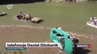 Auto "zaparkoval" v Dunajci