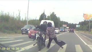 Pani dostala na priechode bodyček, motorkou!