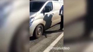 Policajt testuje kvalitu okien na Hyundai iLoad