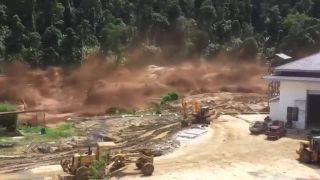 Šokujúce zábery z prietrže hrádze Nam Ao (Laos)