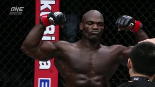 Alain Ngalani súperovi nedal šancu (MMA)