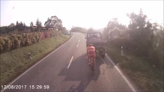 Cyklista kaskadér samovrah