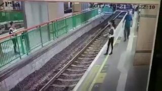 V Hongkongu muž zhodil upratovač na železničné koľaje