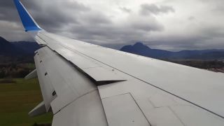 Silný bočný vietor nedovolil lietadlu pristáť (Salzburg)