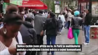 Japonská turistka v multikulturní Paříži