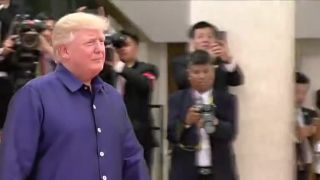 Trump v tradičnom vietnamskom kroji (APEC 2017)