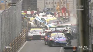 Kvalifikácia na preteky GT v Macau (hromadná havária)