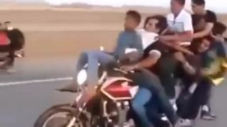 10 ludi na jednej motorke
