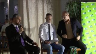 Richard Sulík si vyzliekol sako a prevesil ho cez stoličku