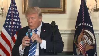 Smädný Donald Trump si pochutil na minerálke