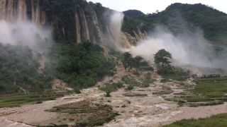Za chatrčou im vznikol masívny vodopád! (Vietnam)