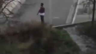 Mladý Kamerunec v spodnom prádle zaútočil na dôchodkyňu