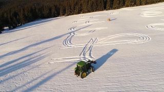 Dedo Mráz v Nórsku jazdí na John Deere