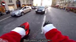 Santa pomohol zadržať ženu, ktorá ušla z miesta nehody!