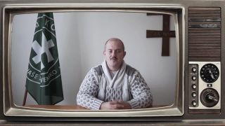 Dakar sleduje televízor