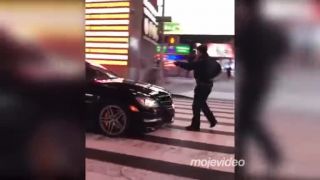 Tadiaľto neprejdeš, pomyslel si policajt (New York)