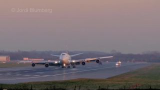 Pristátie boeingu 747 bez vysunutého pravého podporného podv