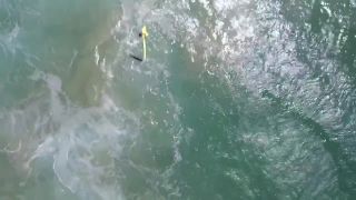 Dron zachránil topiacich sa surferov (Austrália)