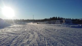 Jazda na stvorkolke po zladovatelej ceste vo fabrike vo svedsku