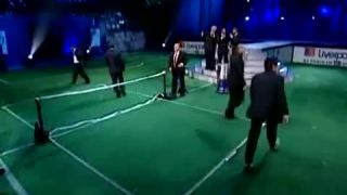 Muži v oblekoch to rozbalili