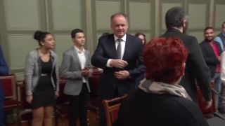 Príchod prezidenta Andreja Kisku na diskusiu o rómoch v Prešo
