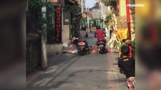 Tadiaľto len cez naše telá! (Bali)