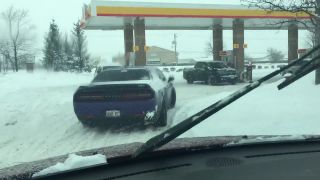 Dodge Challenger Hellcat na snehu (USA)