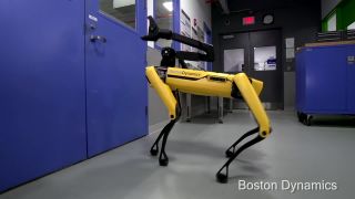 Už vedia otvárať aj dvere! (Boston Dynamics)