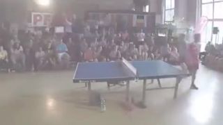 Stolný tenis hlavou