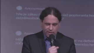 "Nemôžem vystáť bielu spodinu"