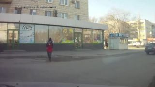 Do mobilu sa kukaj, keď prechádzaš cez cestu!