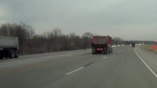 Pozor zatúlaná pneumatika na diaľnici (USA)
