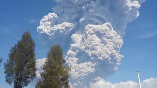 Pohľad na prebudený stratovulkán Sinabung (Indonézia)