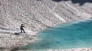 Snowboarding na jazere (USA)
