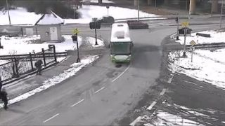 Autobus prešiel na červenú cez železničné priecestie (Čes