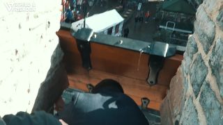 Tá modrá handra musí ísť preč z nášho kaštieľa!
