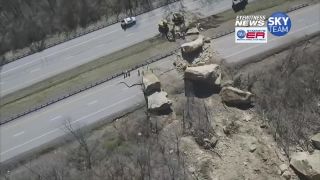 Na diaľnici sa ocitlo zopár "menších" kamienkov (USA)
