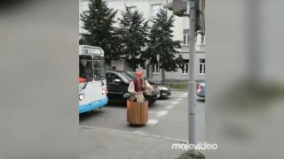 Baba Jaga nemá rada semafory (Rusko)